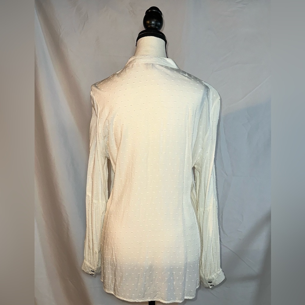 Reba • Embroidered Blouse • 1/2 buttons • 100% rayon Size M - Picture 4 of 6